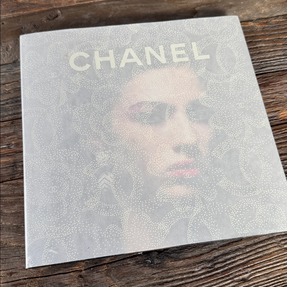 Chanel coffee table fashion books bundle - Picture 4 of 7
